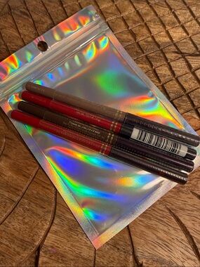 💄NWT Set of 4 L'Oreal Lip Liners in (2) Red, Brown, Taupe